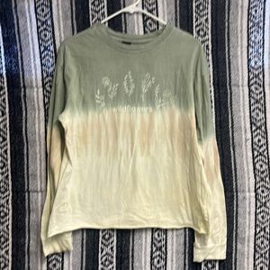 Vibe N’ long sleeve wildflowers medium shirt. An ombré green to yellow pattern